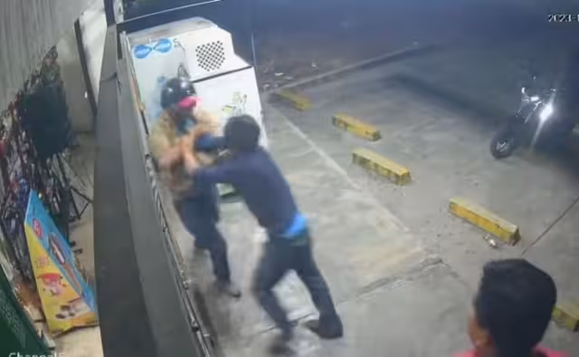 La víctima, junto con sus compañeros, ubicó a los agresores en una vivienda de la calle Manuel M. Diéguez, entre las calles Esteban B. Calderón y Mariano Escobedo.