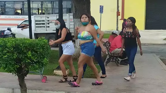 Algunos no portaban correctamente el cubrebocas y relajaban las medidas preventivas Algunos no portaban correctamente el cubrebocas y relajaban las medidas preventivas