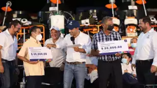 Mauricio Vila entrega apoyos a familias de Ticul para elevar la calidad de vida