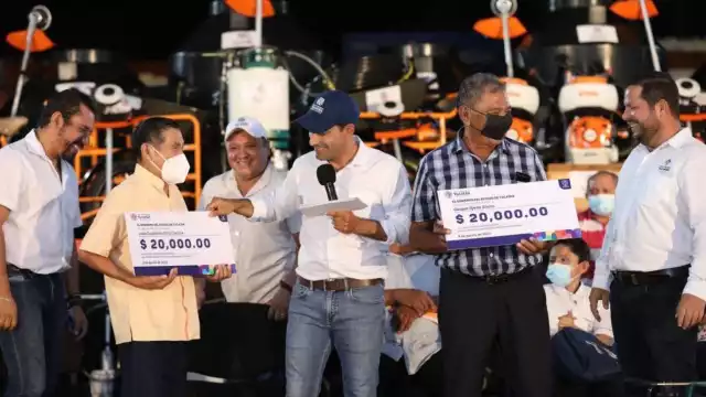 Mauricio Vila entrega apoyos a familias de Ticul para elevar la calidad de vida