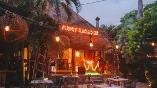 El fuego consumió la palapa principal del Pool Bar 'Funky Burrito', en la Zona Norte de Tulum