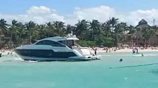 Inicia operativo de rescate de yate que terminó varado en Playa Norte de Isla Mujeres