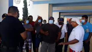 Agentes preventivos acudieron al Palacio Municipal para invitar a los conductores a retirarse