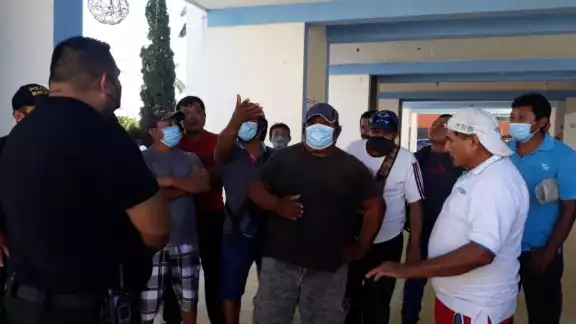 Agentes preventivos acudieron al Palacio Municipal para invitar a los conductores a retirarse Agentes preventivos acudieron al Palacio Municipal para invitar a los conductores a retirarse