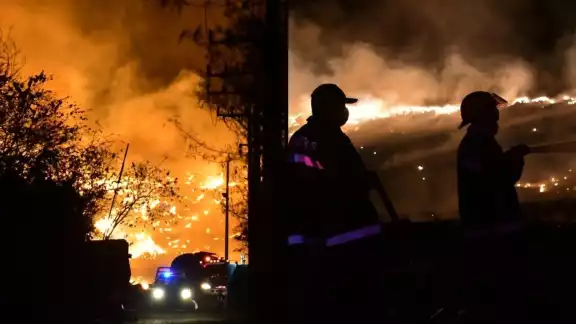 Bomberos de la SSP ya buscan controlar el fuego Bomberos de la SSP ya buscan controlar el fuego