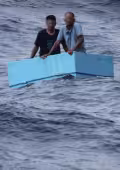 Así fueron encontrados los pescadores en el mar.