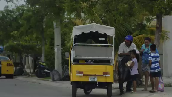 Mototaxistas denunciaron haber sido engañados por el presunto secretario general de la Fesoc en Quintana Roo Mototaxistas denunciaron haber sido engañados por el presunto secretario general de la Fesoc en Quintana Roo