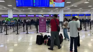 “Llegamos dos horas antes y el vuelo se retrasó": Pasajeros del aeropuerto de Cancún enfrentan demoras, sobreventa y horas de espera