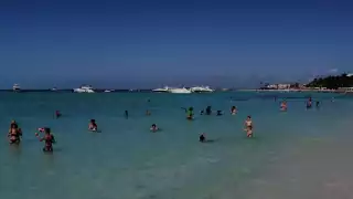Las playa de Isla Mujeres tuvieron afluencia turística en la víspera de Navidad