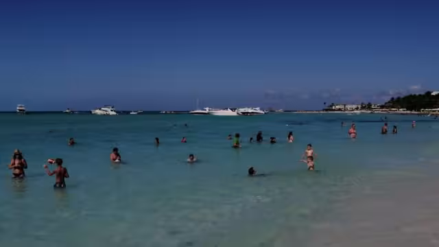 Las playa de Isla Mujeres tuvieron afluencia turística en la víspera de Navidad