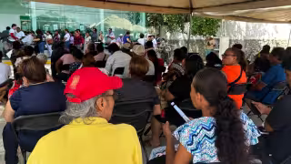 Adultos mayores de Cancún esperan horas de pie para cobrar su pensión