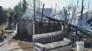 Las víctimas de la conflagración perdieron toda su documentación personal y hasta una moto casi nueva