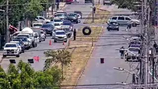 Vecinos bloquean la avenida Circuito Colonias de Mérida;  denuncian apagones desde hace casi una semana
