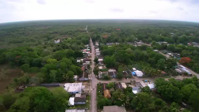 El pueblo está enclavado en la zona núcleo de la Reserva de la Biósfera Calakmul, cuya cabecera actualmente es Xpujil
