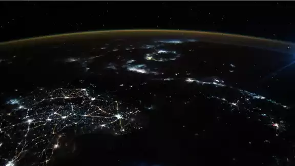 La Luna y un relámpago fueron captados al mismo tiempo