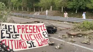 La carretera fue bloqueada por los estudiantes