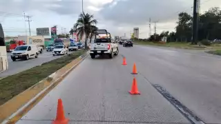 Accidente en Cancún:  Vehículo termina volcado y conductor lesionado en el boulevard Luis Donaldo Colosio 