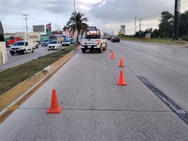 Equipo de emergencias arribaron al lugar para atender al conductor quien presentó lesiones, pero no de gravedad.
