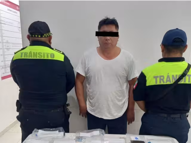 El detenido también tenía bajo su resguardo un vehículo Suzuki tipo Ertiga, con placas del estado de Quintana Roo, que fue asegurado junto con el resto de los objetos