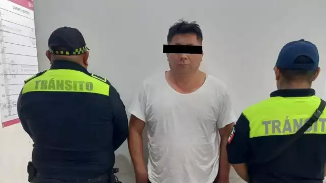 El detenido también tenía bajo su resguardo un vehículo Suzuki tipo Ertiga, con placas del estado de Quintana Roo, que fue asegurado junto con el resto de los objetos