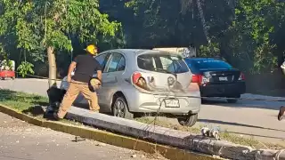 Automovilista presuntamente ebrio derribó un poste de luz en Cozumel