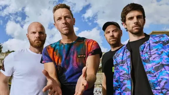 Quien dio la noticia fue el vocalista Chris Martin, vocalista de Coldplay Quien dio la noticia fue el vocalista Chris Martin, vocalista de Coldplay