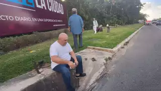 Nadie les dijo que son más de cuatro kilómetros de camino, lo cual provocó que a Alberto se le bajara la presión y tuviera que auxiliarlo una patrulla de seguridad interna de la terminal.