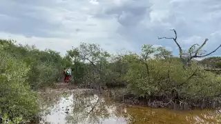 El hombre fue rescatado por paramédicos de la Cruz Roja que se adentraron a la cienega