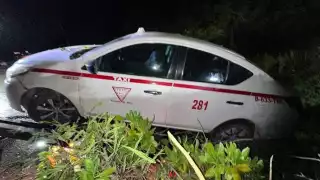 Accidente en tramo Playa del Carmen-Tulum: Taxista se queda dormido y termina fuera de la carretera 
