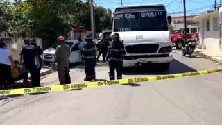 El conductor chocó contra el camión y luego se estrelló en el muro de una casa