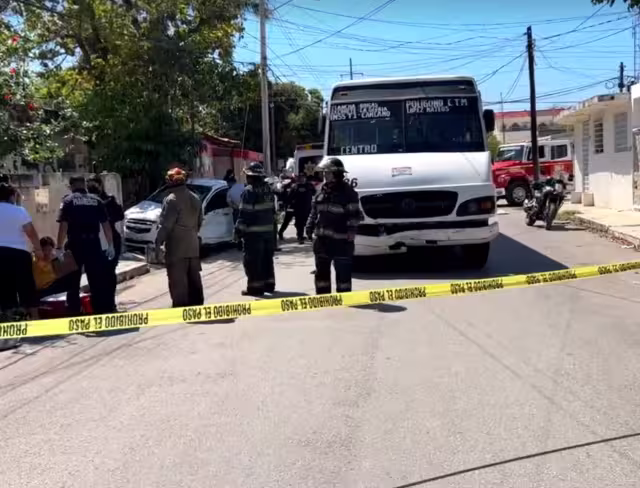 El conductor chocó contra el camión y luego se estrelló en el muro de una casa