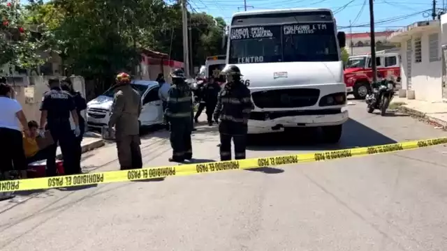 El conductor chocó contra el camión y luego se estrelló en el muro de una casa