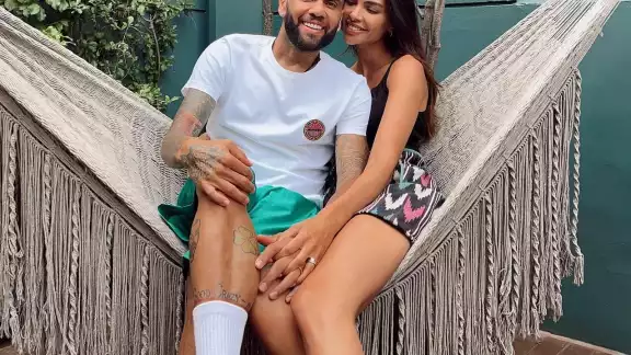 La esposa de Dani Alves le solicitó el divorcio luego de que fuera acusado de violación La esposa de Dani Alves le solicitó el divorcio luego de que fuera acusado de violación