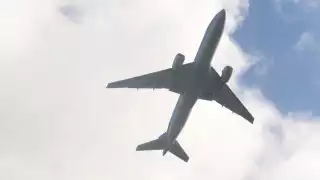 Los jóvenes alumnos de Paraguay fueron recibidos en el aeropuerto 'Silvio Pettirossi' por sus familias y personal de Salud