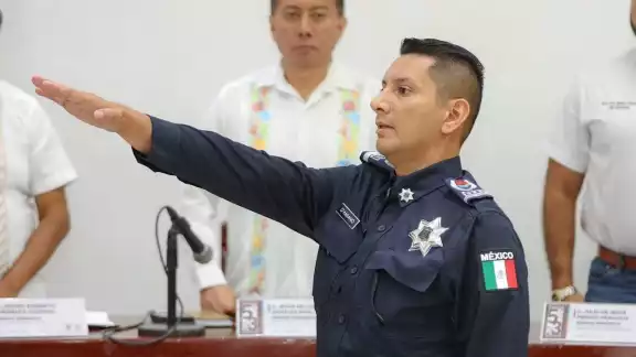 Numerosos cárteles se disputan a balazos la plaza de Cancún, sin que hasta ahora ninguna autoridad pueda detenerlos.
Numerosos cárteles se disputan a balazos la plaza de Cancún, sin que hasta ahora ninguna autoridad pueda detenerlos.