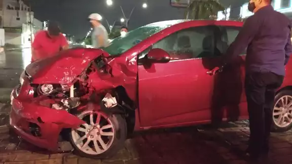 El hombre bajó del vehículo para evadir su responsabilidad, por lo que enseguida dieron aviso al 911 El hombre bajó del vehículo para evadir su responsabilidad, por lo que enseguida dieron aviso al 911