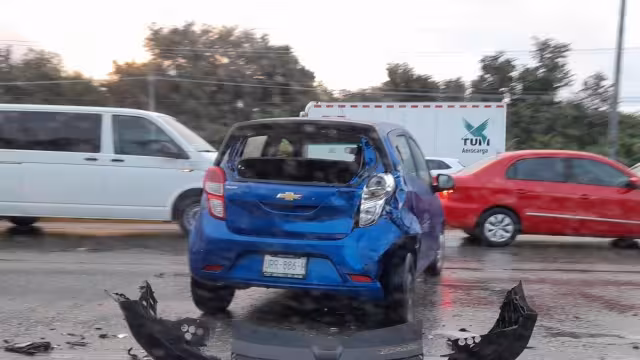 El accidente ocasionó el cierre parcial de la vialidad, provocando tráfico en la zona