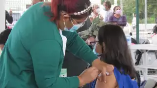 La vacuna de Pfizer-BioNTech fue aplicada a los jóvenes de 14 a 17 años; algunos de ellos reciben su primera dosis