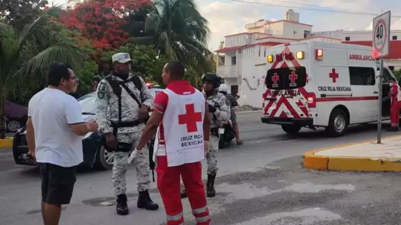 El adolescente iba a exceso de velocidad, bajo la lluvia El adolescente iba a exceso de velocidad, bajo la lluvia