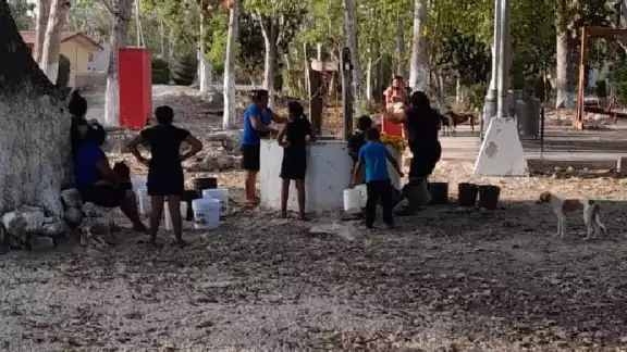 Tienen que caminar varias cuadras, hasta un pozo para sacar agua con una soga y una cubeta para cubrir sus necesidades, aunque con riesgo de enfermarse al beberla Tienen que caminar varias cuadras, hasta un pozo para sacar agua con una soga y una cubeta para cubrir sus necesidades, aunque con riesgo de enfermarse al beberla