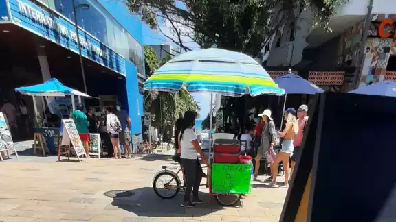 Los turistas que recorren la Quinta Avenida de Playa del Carmen son presa de los vendedores ambulantes instalados sin permisos Los turistas que recorren la Quinta Avenida de Playa del Carmen son presa de los vendedores ambulantes instalados sin permisos