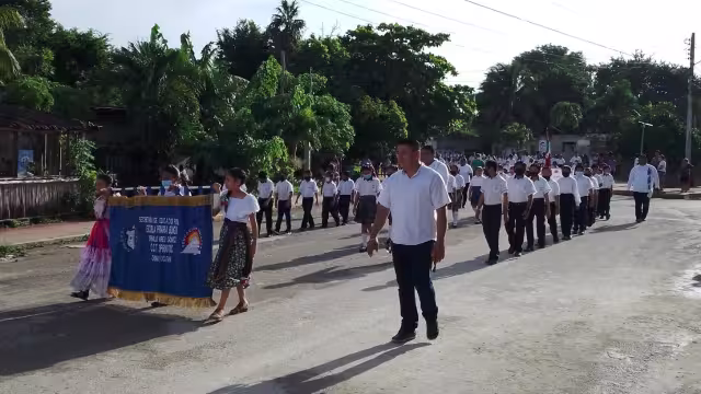 Jóvenes participaron en el desfile cívico-militar en Yucatán