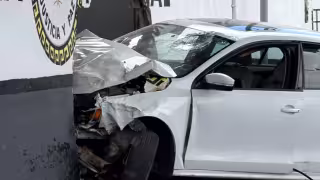 Persecución termina con auto impactado contra cuartel de la Guardia Nacional en Cancún