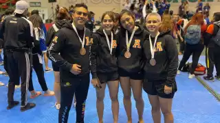 Las taekwondoinas de Quintana Roo, junto a su entrenador, indicaron que regresan contentos al Estado tras obtener estas medallas en la Universiada Nacional relizada en Chihuahua