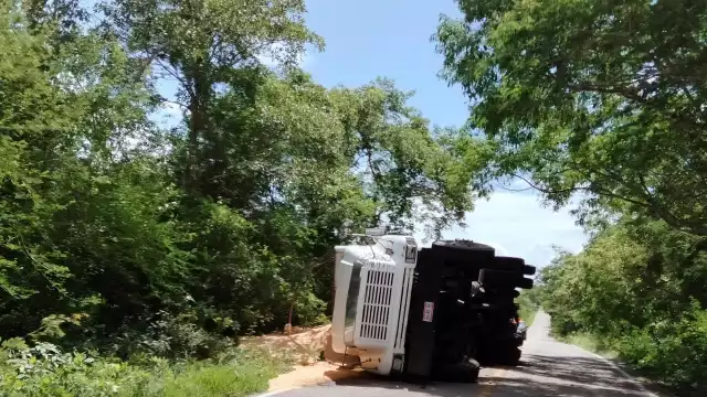 La pesada unidad sufrió daños en la parte frontal y dos neumáticos se le explotaron
