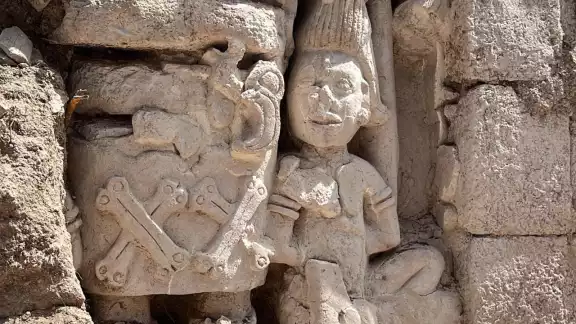 Descubrimiento de una escultura prehispánica en Ek Balam Descubrimiento de una escultura prehispánica en Ek Balam