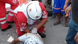 Al lugar arribaron paramédicos de la Cruz Roja quienes rápidamente le brindaron los primeros auxilios