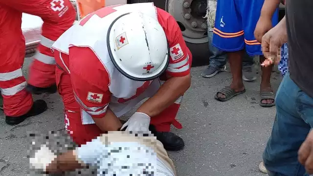 Al lugar arribaron paramédicos de la Cruz Roja quienes rápidamente le brindaron los primeros auxilios