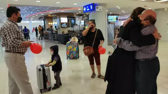 Asombrada dijo que no se esperaba ser recibida de esa manera y realmente se emocionó al ver a su nieta y demás familiares aguardando su salida Asombrada dijo que no se esperaba ser recibida de esa manera y realmente se emocionó al ver a su nieta y demás familiares aguardando su salida