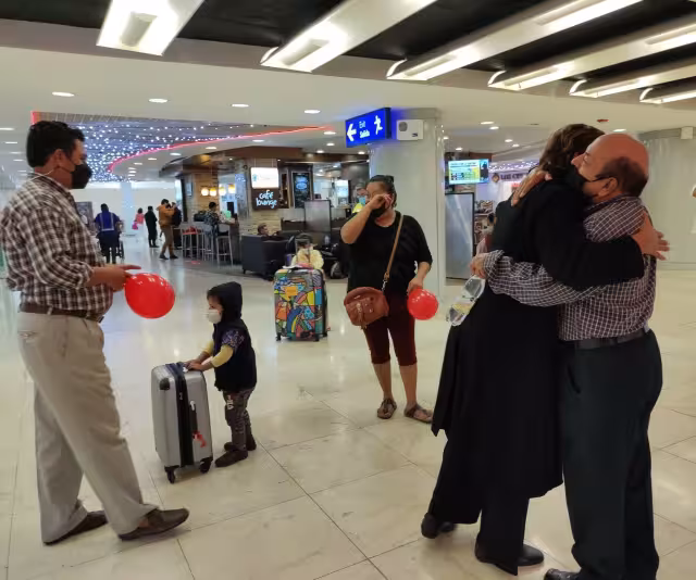 Asombrada dijo que no se esperaba ser recibida de esa manera y realmente se emocionó al ver a su nieta y demás familiares aguardando su salida
